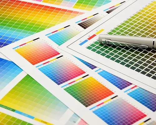 スマホを手で持っている