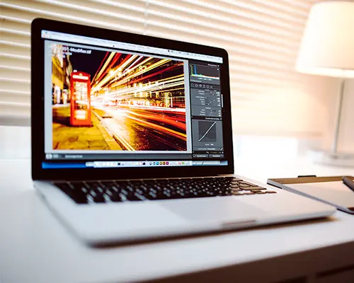 スマホを手で持っている
